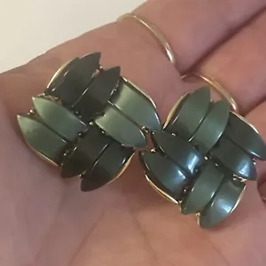 Lisner Green Screw Back Earrings Vintage Designer Signed Thermoset Gold Tone - Picture 1 of 7