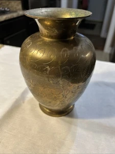 Jarrón vintage de latón macizo hecho en la India 7,5” pátina grabada forma urna decoración boho - Imagen 1 de 6