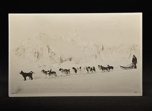 RARA POSTAL RPPC DEL EQUIPO DE TRINEO TIRADO POR PERROS EN ALASKA - VISTA ESQUIMAL NATIVA CON GLACIAR - Imagen 1 de 2