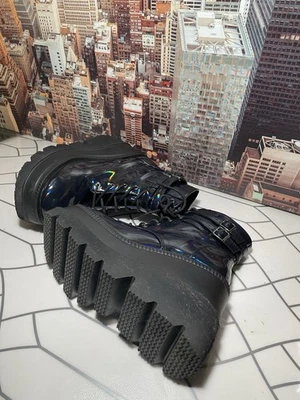 Shaker 52 厚底踝靴黑色全息图素食皮革 9 码 — 第 1/4 张图片