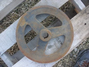 Polea de hierro oxidado antigua decoración artística de jardín steampunk - Imagen 1 de 3