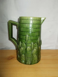 ANCIEN grand pichet vert céramique 23cm barbotine bas relief plantes roseaux - Picture 1 of 5