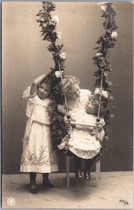 Foto postal real vintage de los años 1910 francesa RPPC niños/niña en columpio/SIN USAR - Imagen 1 de 2