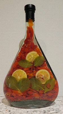 Botella de aceite grande decorativa con infusión de frutas y verduras de 14" de alto sellada Foto 1 de 4