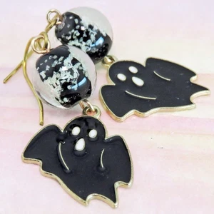 Schwarze Emaille Geist & im Dunkeln leuchtende Glasperlen Halloween Ohrringe von SoniaMcD - Bild 1 von 10