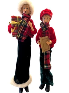 Conjunto de estatuillas de villancico de Navidad niño y niña rojo a cuadros decoración navideña estilo vintage - Imagen 1 de 12