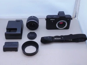 Nikon Mirrorless Single Lens Camera Kit 1 V1 / Nikkor Vr 10-30Mm F3.5-5.6 - Imagen 1 de 10