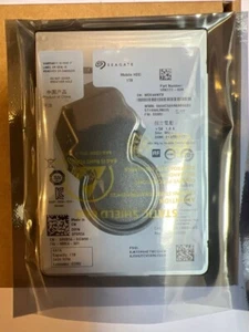 DISQUE DUR POUR ORDINATEUR PORTABLE Seagate 1 To SATA III 128 Mo 2,5" ST1000LM035 7 mm NEUF - Photo 1/2
