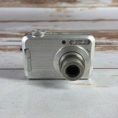 Sony Cyber-shot DSC-S700 Point & Shoot Digital Camera 7.2MP Silver Tested - Image 1 of 4