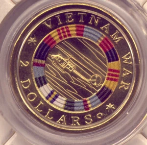 2023 Guerra de Vietnam colorida moneda de $2 en tarjeta de RAM BARATA - Imagen 1 de 2