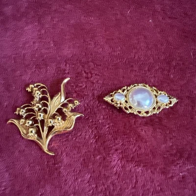 Lot of  2 Elegant Vintage Brooches  1 Avon Lily of the Valley & 1 Pearl - Image 1 of 4
