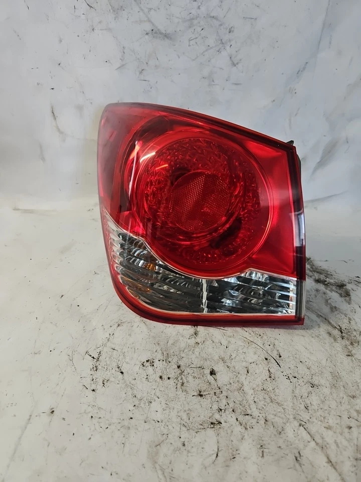 Lanterna traseira lateral esquerda Chevrolet Cruze 2011-2014 fabricante de equipamento original quarto - Imagem 1 de 4