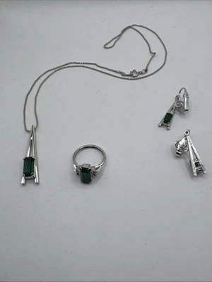 Conjunto de joias vintage verde esmeralda tom prata – colar, anel e brincos - Imagem 1 de 4