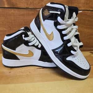 Nike Jordan 1 Mid SE Niños Niños 4Y Patente Negro Dorado Tenis Zapatos BQ6931-007 - Imagen 1 de 9