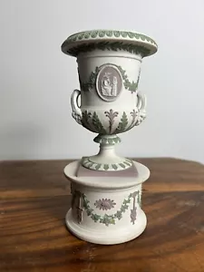 Wedgwood dreifarbige Miniatur Urne auf Ständer - Bild 1 von 8