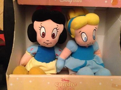 Muñecas de peluche de 12" para niños "Cenicienta y Blancanieves" de Disney Cuddle Kingdom Foto 1 de 3