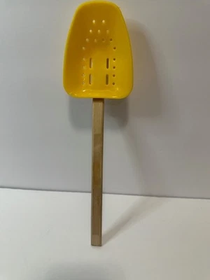 Espátula ranurada de silicona amarilla Le Creuset mango de madera espátula LIMPIA Foto 1 de 4