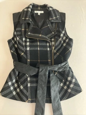 Chaleco CAbi Negro a Cuadros con Cinturón Blanco Moto Tweed Talla XS Asimétrico Cremallera Edgy Lindo Foto 1 de 4
