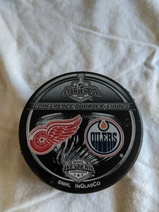 NHL 2006 Detroit Red Wings vs Edmonton Oilers Dueling Souvenir Hockey Puck - Picture 1 of 2