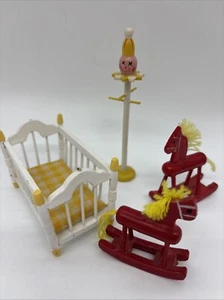 Vintage Lot Puppenhaus Kinderzimmer weiß & gelb Holz Krippenständer & 2 Schaukelpferde - Bild 1 von 6