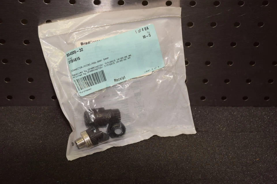 BRAD CONECTIVIDAD / WOODHEAD 8A4006-32 8A400632 300V 5A RECTO MACHO CONN. NUEVO  Foto 1 de 4