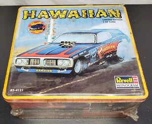 Nuevo en caja - Monograma Revell - Coche divertido Dodge hawaiano #85-4121 estaño sellado limitado - LEER - Imagen 1 de 6