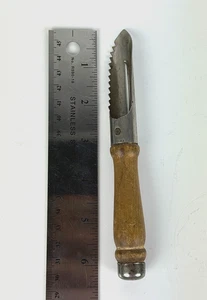 Vintage Metallschäler mit Holzgriff - Bild 1 von 2