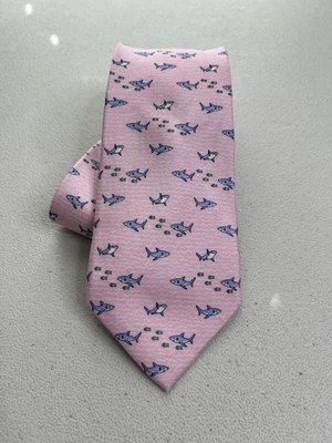 Corbata Tommy Hilfiger rosa con patrón de peces y tiburones azules 100 % seda nueva sin etiquetas Foto 1 de 4