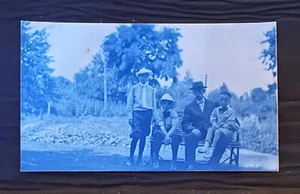 CYANOTYPIE BLAUE ECHTFOTO-POSTKARTE RPPC ~ VATER & SÖHNE AUF BANK - ANDERSON INDIANER - Bild 1 von 2