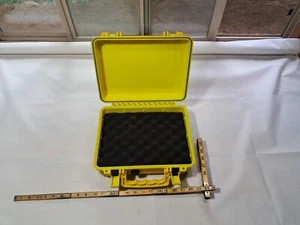 Estuche rígido impermeable Otterbox modelo 6000, amarillo brillante embalaje original - Imagen 1 de 6