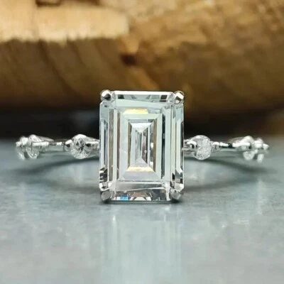 Anillo de compromiso solitario moissanita VVS1 esmeralda de 2,5 quilates enchapado en oro blanco de 14 quilates Foto 1 de 4