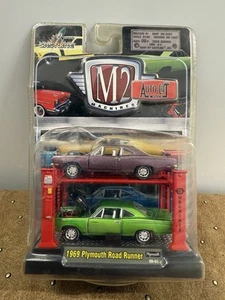 M2 Machines Auto-Lift Confezione da 2 1969 Plymouth Road Runner - Foto 1 di 3