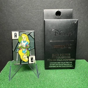 Alicia en el País de las Maravillas Tarjeta de Juego Vitral Caja Ciega Exclusivo Prendedor Limitado - Imagen 1 de 4