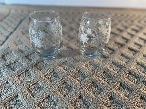(2) Bicchiere da vino senza stelo stampato fiocchi di neve glitter 15,5 once Vacanze di Natale - Foto 1 di 7