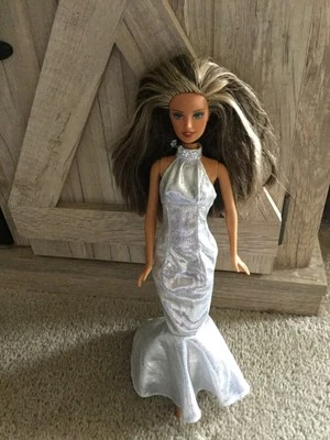 Barbie Be a Real Fashion Designer 2017 Mattel #D4236 muñeca Barbie vestido plateado Foto 1 de 4