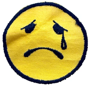 TOPPA NUOVA VINTAGE PIANGERE LACRIME TRISTI "NOT HAPPY FACE" RICAMATA CUCITA SU 3" - Foto 1 di 3