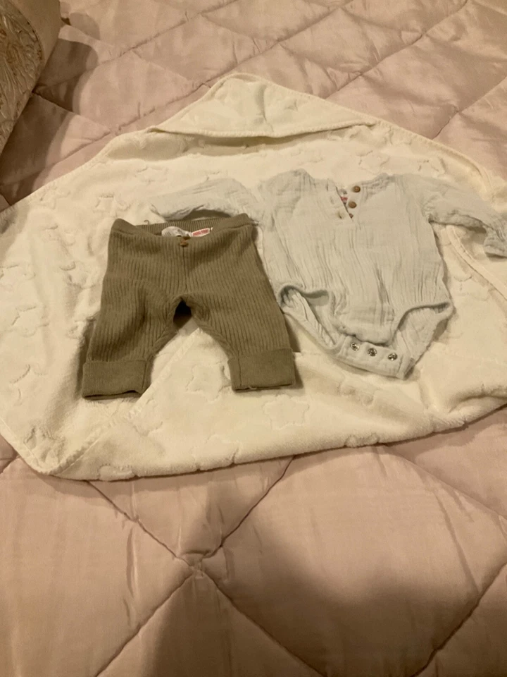 Recién Nacido Bebé Lote Mixto de 3- Toalla con Capucha, Mameluco Manga Larga, Pantalones de Punto 0-1 Mo Foto 1 de 4