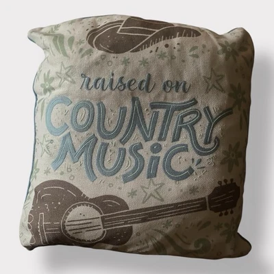 Almohada decorativa Marlo Lorenz. Bordado “Raised On Country Music”. Plumas de pato Foto 1 de 2