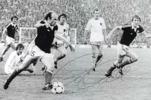 SCHOTTLAND & NOTTINGHAM FOREST: ARCHIE GEMMILL SIGNIERT 6x4 ACTIONFOTO + COA - Bild 1 von 1