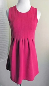 Neu mit Etikett! Papierkran heiß rosa ärmellos plissierte Passform & Flare strukturiertes Kleid, klein - Bild 1 von 4