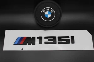 BMW M135i 135i Emblem Aufkleber Heckklappe Schwarz Matt 20 x 155mm TOP! - Bild 1 von 1
