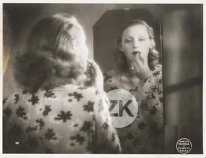 BRIGITTE HELM Weimar German Musical Lipstick Maquillage MIROIR Photo 1930 - Bild 1 von 2