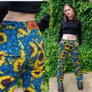 Jean RUN AND FLY Sunflower Forget Me Nots imprimé jambe droite grunge alt floral - Photo 1/7