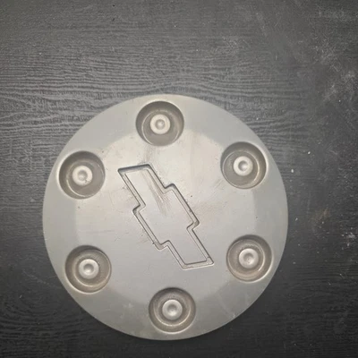 Оригинальный серебристый центральный колпак для Chevrolet Colorado 2004–2009 годов выпуска 9593979. - Изображение 1 из 2