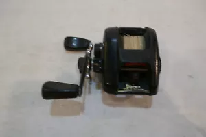 Carrete de cebo fundido automático Daiwa vintage hecho en EE. UU. color negro - Imagen 1 de 5