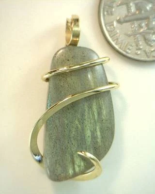 Colgante artístico envolvente de alambre de oro de 14 k con cabujón de labradorita de 19,15 quilates Foto 1 de 4