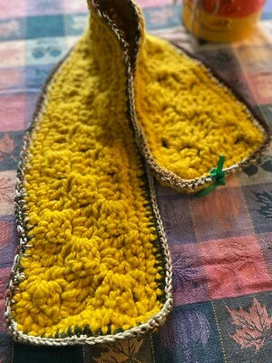 NUEVO Cálido y Suave Bufanda Hecho a Mano Crochet (32" X 6") Color Dorado con Ribete Tierra Co Foto 1 de 3