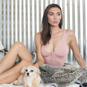 COSABELLA TAUPE MINIMALISTA BOTÓN DETALLE FRONTAL TANQUE PELUCHE BODY (M) NUEVO CON ETIQUETAS $88 - Imagen 1 de 10