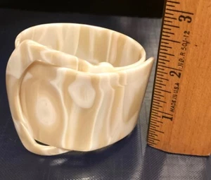 Vtg Lucite Plastic Pearlized 2" Wide Cuff Bracelet Beige Retro Boho Style Sz 7-8 - Picture 1 of 5