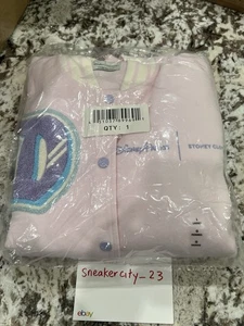 🔥 Chaqueta Universitaria Disney Stoney Clover Lane Logo Disneyland Rosa Grande L NUEVA - Imagen 1 de 10